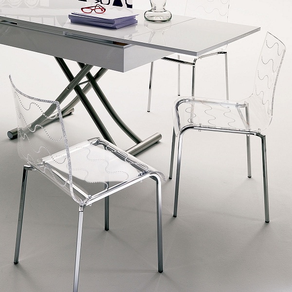 Desenli-Şeffaf-Sandalyeler Şeffaf Sandalye Modelleri