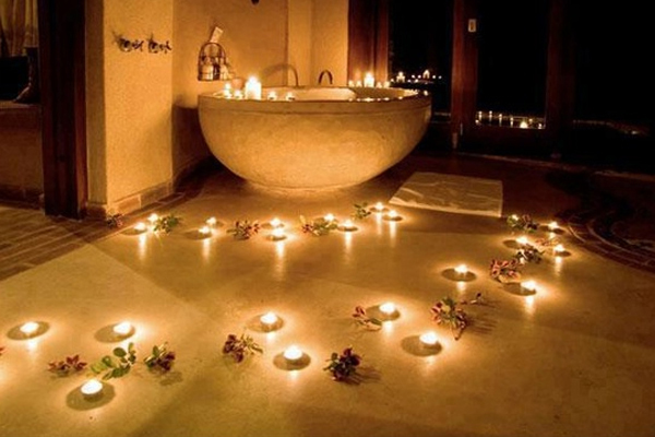 romantik-banyo-mumlari Romantik Banyo Dekorasyon Önerileri
