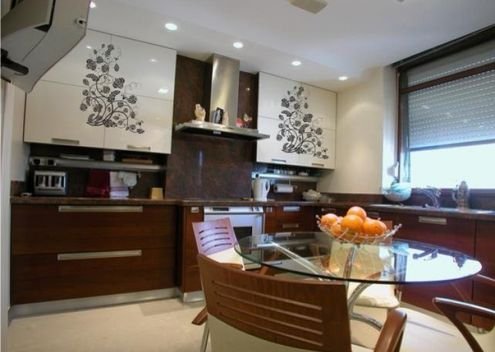 içek-Desen-Yapıştırmalı-Mutfak-Dolabı-Örneği Çiçek Desenli Mutfak Dolabı Modelleri